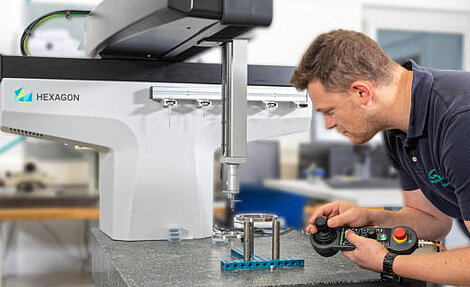 Messtechniker führt Messung durch