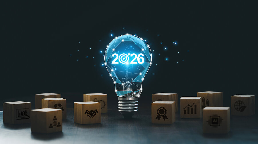 Eine Glühbirne leuchtet auf mit der Zahl 2026