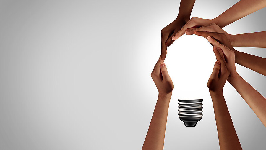 Hände, die eine Glühbirne formen