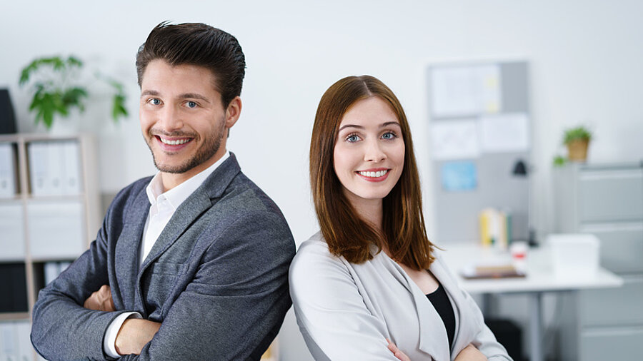 Ein Mann und eine Frau stehen sich mit Schultern anlehend gegenüber